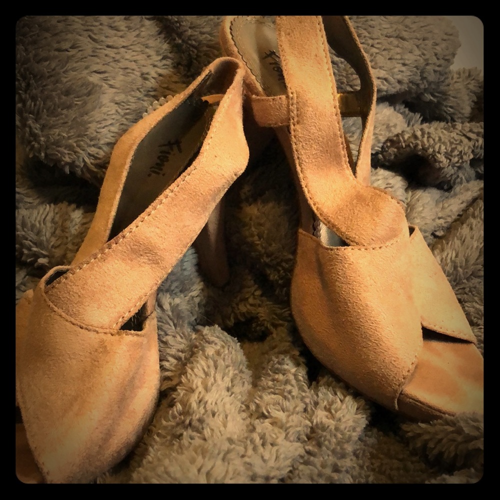 Fioni Suede Tan Heels